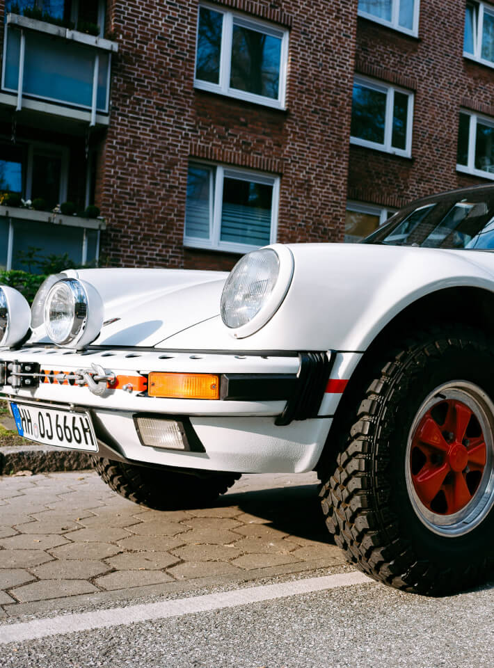 窓の外の景色を眺めながら、落ち着いた雰囲気で運転する男性の姿